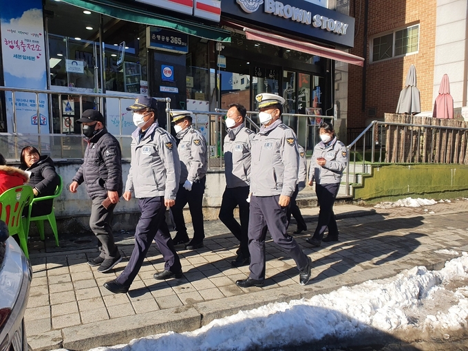권기섭 광주경찰서장과 교통담당자들이 경안전통재래시장 주변도로에 주정차 허용구간을 둘러보며 안내표지판 설치등 현장을 점검하고 있다. (사진=광주경찰서 제공)