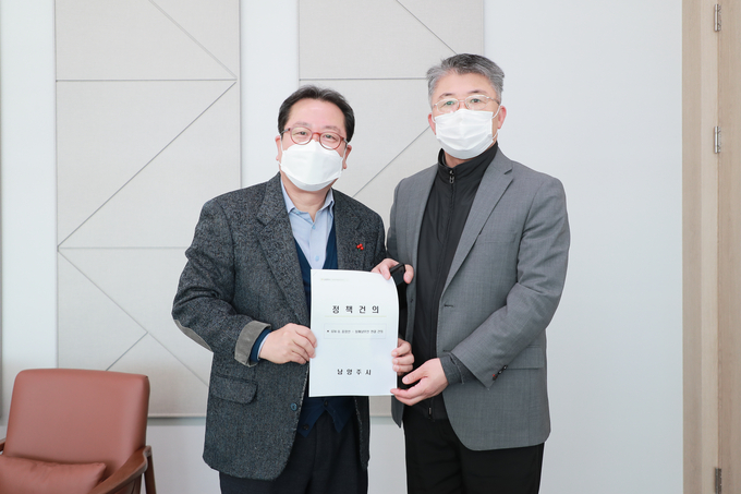 조광한 남양주시장(왼쪽)이 최기주 대도시권 광역교통위원회 최기주 위원장과 간담회를 갖고 정책 건의를 했다.(사진=남양주시 제공)