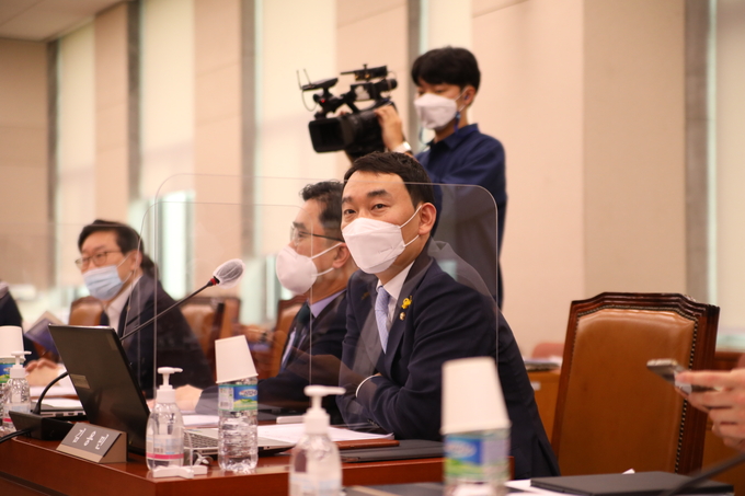 김용민 의원이 지난 3일 빈곤아동이 안정된 환경해서 보호받고 보호자가 보다 안정적인 경제활동을 할 수 있도록 하는 ‘아동의 빈곤예방 및 지원 등에 관한 법률 일부개정안’을 대표 발의했다.(사진=김용민 의원실 제공)
