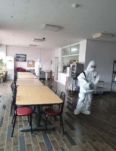 시 관계자들이 노인요양시설에서 방역을 실시하고 있다. (사진=오산시 제공)