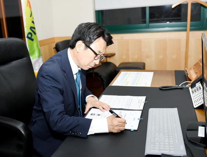 이웃돕기 성금 기탁자들에게 감사편지를 보내고 있는 최종환 시장. (사진=파주시 제공)