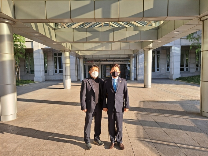경기도의회 더불어민주당 박근철 대표의원(오른쪽)과 조철호 대표(왼쪽)기 기념촬영을 하고 있다(사진=경기도의회 제공)