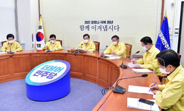 더불어민주당 이낙연 대표가 5일 오전 국회에서 최고위원회의를 주재하고 있다. 사진= 연합뉴스 