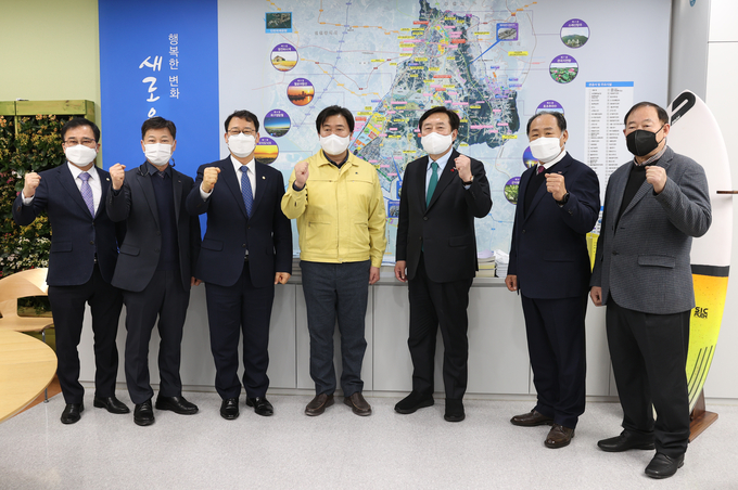 중소기업중앙회가 지난 4일 박춘호 의장과 이상섭 위원장에게 특별 감사패를 전달했다. (사진=시흥시의회 제공) 