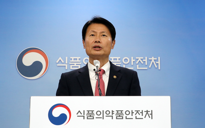 김강립 식품의약품안전처장이 5일 오후 충북 청주시 식품의약품안전처 브리핑룸에서 셀트리온의 신종 코로나바이러스 감염증(코로나19) 항체치료제 '렉키로나주960mg(레그단비맙)'의 조건부 품목허가 최종점검위원회 결과를 발표하고 있다. (사진=연합뉴스 제공)