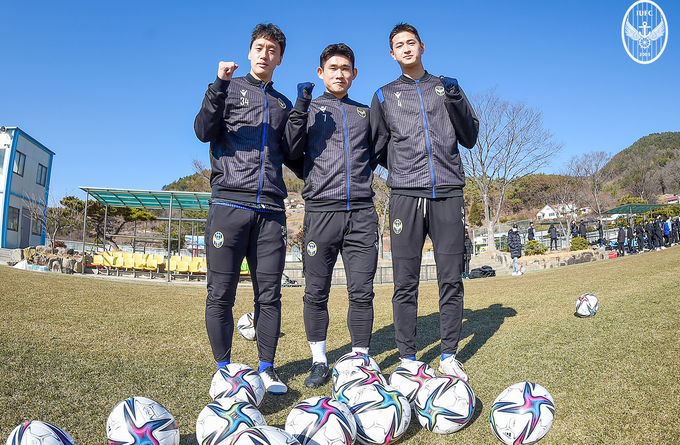 2021 시즌 인천유나이티드를 이끌 주장 김도혁(가운데), 부주장 문지환(오른쪽), 부주장 오재석(왼쪽) 모습 (사진=인천유나이티드 제공)