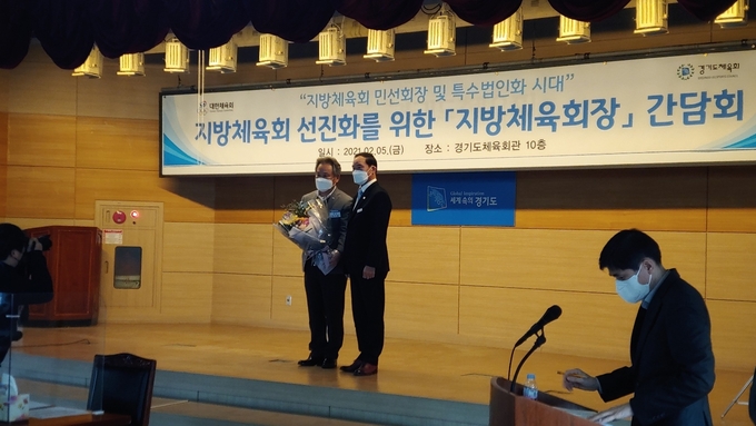 이기흥(왼쪽) 제41대 대한체육회장 당선 축하 꽃다발을 전달하는 이원성(오른쪽) 경기도체육회장 모습 (사진=김도균 수습기자)