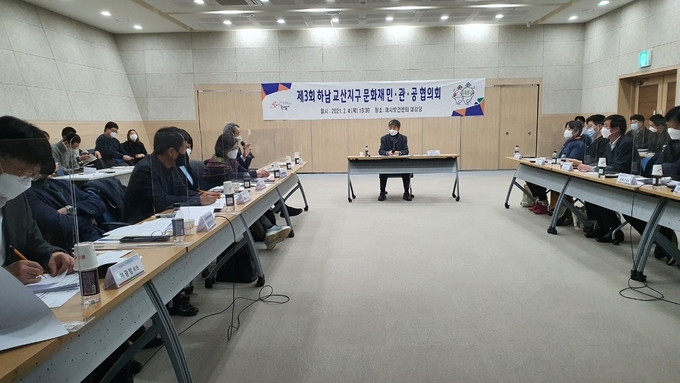 지난 4일 미사보건센터에서 협의위원 등 16명이 참석해 교산지구 내 문화재 보존・활용 의견을 공유하고 있다.(사진=하남시 제공)