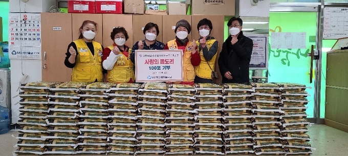 MG하남새마을금고가 최근 '사랑의 좀도리 운동'을 통해 모금된 백미 300포(3000kg)를 하남시 미사강변종합사회복지관(관장 조혜연)에 200포, 대한적십자사 하남지구협의회(회장 안동분)에 100포를 각각 전달하고있다.( 사진=MG하남새마을금고 제공)