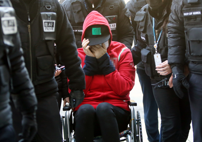 8살 딸 살해한 40대 어머니가 영장실질심사를 받으러 법원으로 향하고 있다. (사진=연합뉴스 제공)