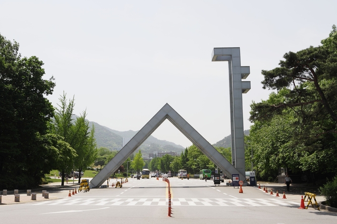올해 서울대 정시 합격자 가운데 삼수생 비율이 역대 최대인 것으로 나타났다. 사진은 서울대 정문. (사진=연합뉴스 제공)