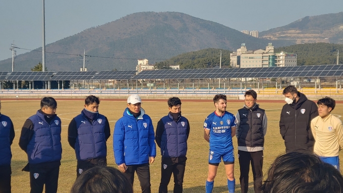 지난 6일 수원삼성블루윙즈가 김해시청과의 연습경기에서 2-0으로 승리했다. 사진은 박건하 감독이 수원삼성 선수단들과 경기에 대해 이야기하고 있다. (사진=김도균 수습기자)