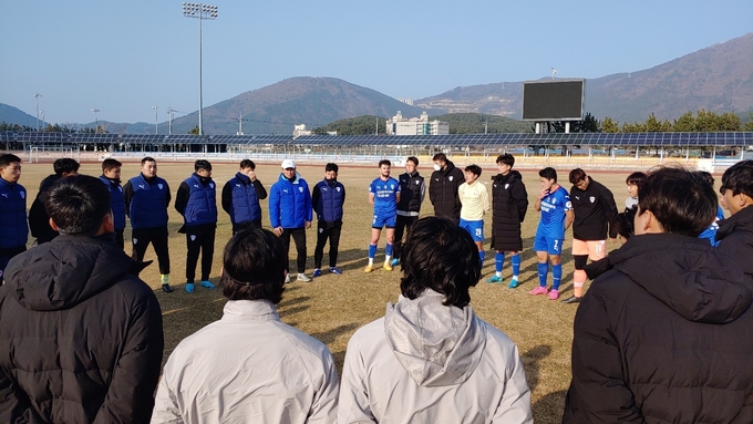 수원삼성블루윙즈 박건하 감독과 선수단이 경기 후 경기에 대한 평가를 나누고 있다. (사진=김도균 수습기자)