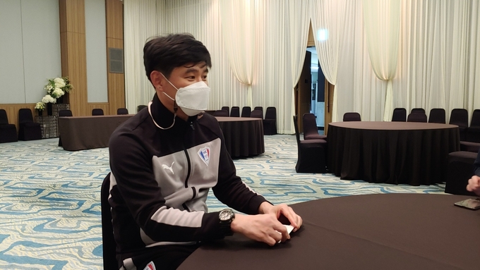 본보 기자와 인터뷰 중인 박건하 수원삼성 감독의 모습 (사진=김도균 수습기자)
