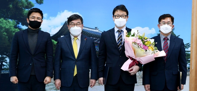 광주시가 행정안전부 주최 ‘지방재정 우수사례 발표대회’ 세출절감 분야에서 장관상을 수상해 신동헌 시장과 신현충 과장 등 직원들이 기념사진을 찍고 있다. (사진=광주시 제공)