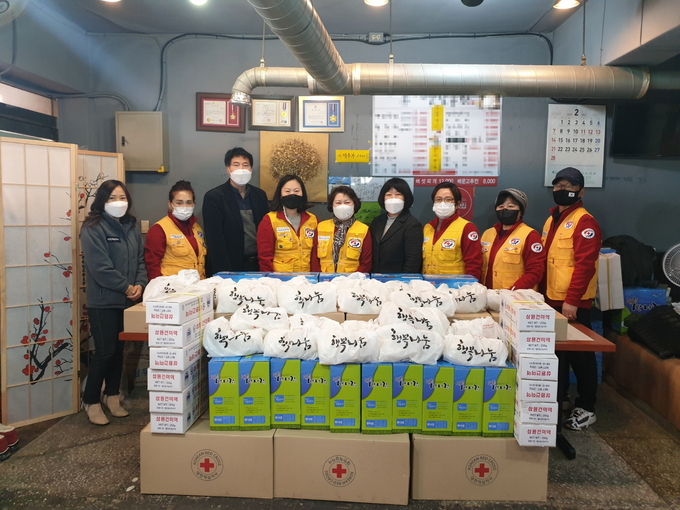 구리시 교문2동 적십자 봉사회가 설 명절 음식 나누기 행사를 진행했다. (사진=구리시 교문2동 제공)