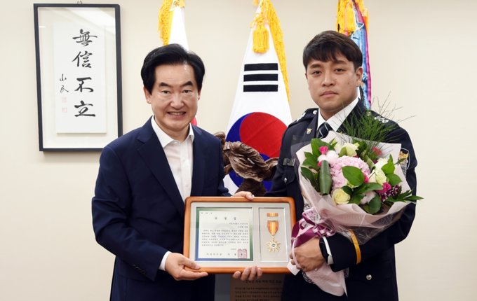 안병용 의정부시장이 의정부경찰서 고진형 경장에게 표창장을 수여하고 있다.