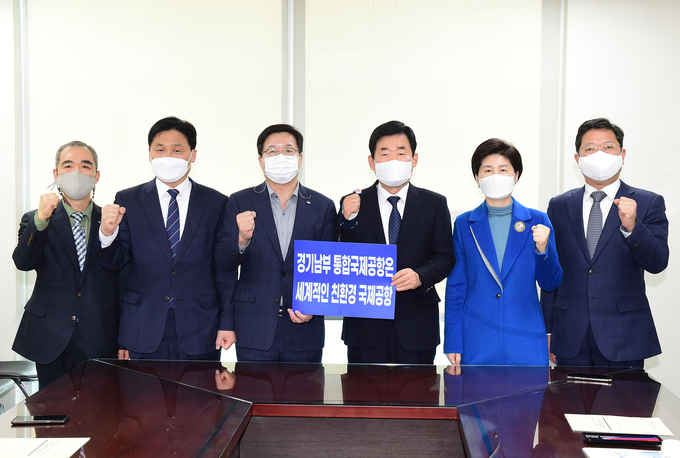 8일 오전 국회의원회관에서 경기남부 통합국제공항 유치 방안을 논의하기 위해 모인 간담회 염태영 수원시장과 수원지역 국회의원들이 기념촬영을 하고 있다. (왼쪽부터) 조무영 수원시 제2부시장, 김영진 국회의원, 염태영 수원시장, 김진표 국회의원, 백혜련 국회의원, 김승원 국회의원. (사진=수원시 제공)