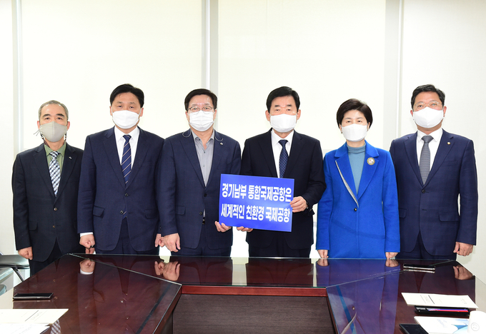 8일 오전 국회의원회관에서 경기남부 통합국제공항 유치 방안을 논의하기 위해 모인 간담회 염태영 수원시장과 수원지역 국회의원들이 기념촬영을 하고 있다. (왼쪽부터) 조무영 수원시 제2부시장, 김영진 국회의원, 염태영 수원시장, 김진표 국회의원, 백혜련 국회의원, 김승원 국회의원. (사진=수원시 제공)