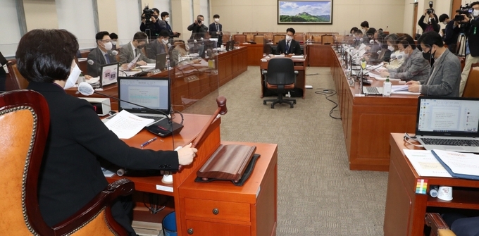 송옥주 국회 환경노동위원회 위원장이 지난 1월 14일 국회에서 열린 전체회의를 주재하고 있다. 사진= 연합뉴스 