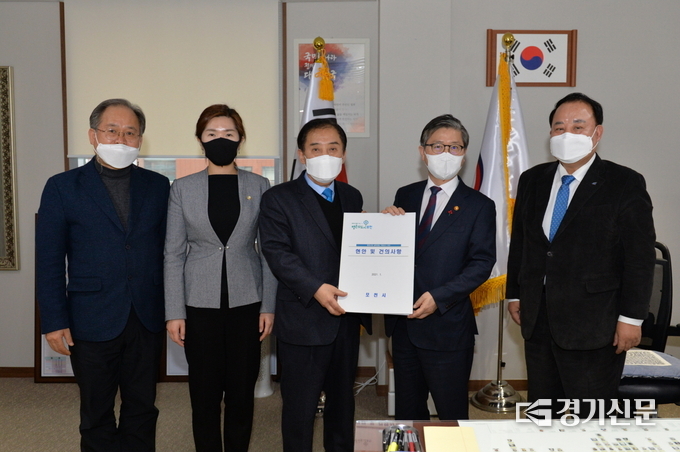 박윤국 시장이 변창흠 국토교통부장관을 만나 철도에 대한 포천시의 대안이 담긴 문건을 들어보이고 있다. (사진=포천시 제공)