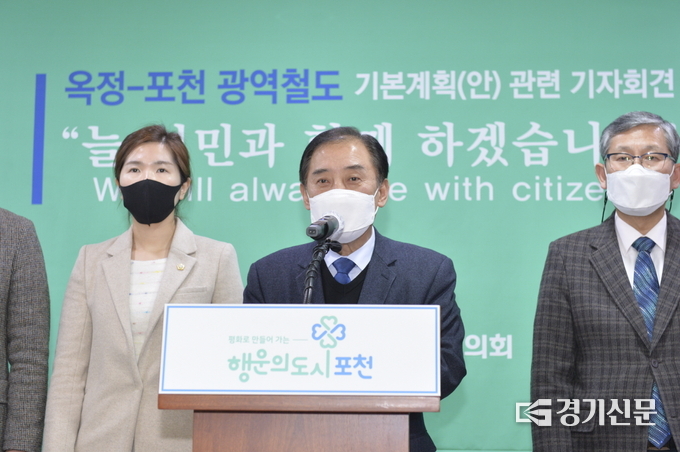 박윤국 포천시장이 포천시청 브리핑룸에서 유튜브 생방송으로 입장문을 발표하고 있다. (사진=포천시 제공)