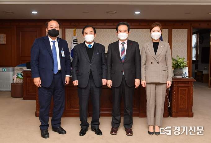 박윤국 포천시장이 정세균 국무총리를 만나 함께 기념촬영을 하고 있다. (사지=포천시 제공)