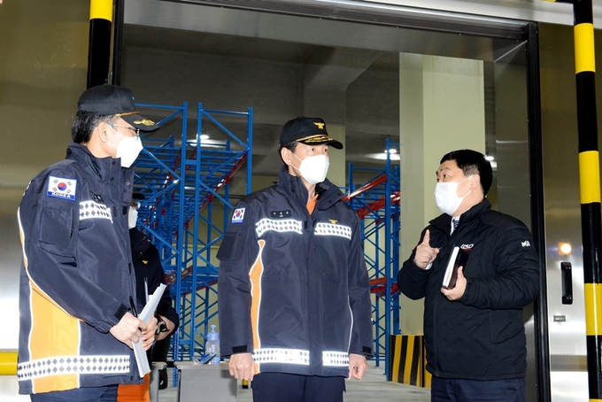 이상규 경기도소방재난본부장이 코로나19 백신 저장창고를 점검하고 있다(사진=경기도 제공)