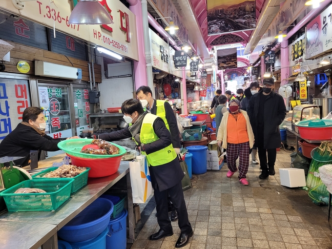 NH농협 용인시지부가 용인전통시장 마스크와 핫팩을 배부했다. (사진=NH농협 용인시지부 제공)