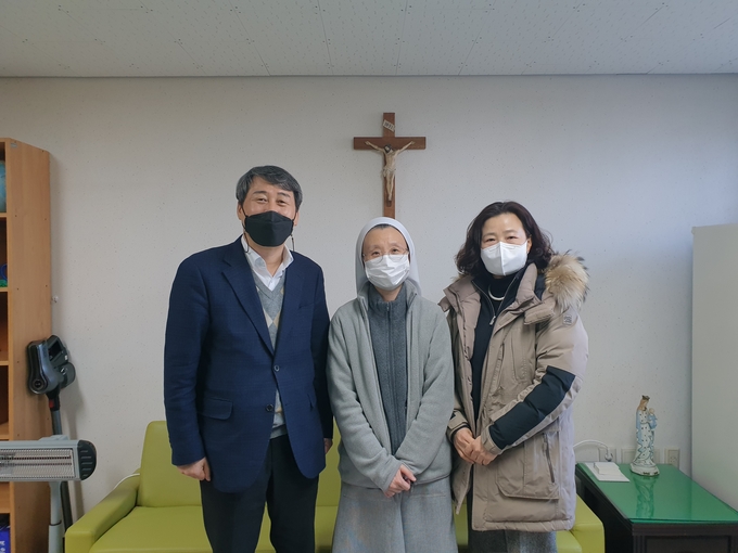 화성오산교육지원청에서는 매년 추석과 설명절 전에 관내 사회복지시설을 방문하여 위문품과 성금을 전달하고 있다.(사진=화성오산교육지원청 제공)