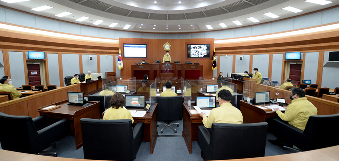 오산시의회가 제256회 임시회를 열고 긴급재난지원금 지급을 위한 제1회 추가경정예산안을 처리하고 있다. (사진=오산시의회 제공)