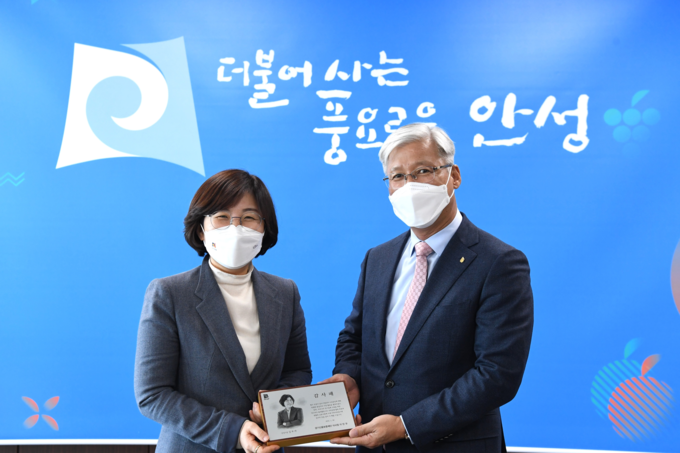 이민우 경기신용보증재단 이사장(오른쪽)이 9일 안성시 시장실에서 김보라 안성시장에게 감사패를 전달하고 있다. (사진= 경기신보 제공)