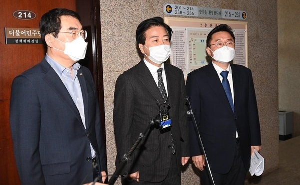 더불어민주당 노웅래 미디어 언론 상생TF 단장(가운데)이 9일 오전 국회에서 회의 결과를 설명하고 있다. (사진= 연합뉴스) 
