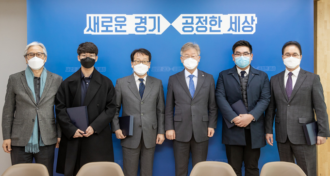 9일 오전 경기도청 신관2층 상황실에서 이재명 경기도지사가 제10호 생활치료센터 경기대기숙사 운영 관계자 표창장 수여 후 기념촬영하고있다. (사진= 경기도 제공)