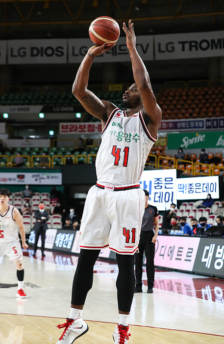 지난 9일 창원실내체육관에서 열린 2020~2021 현대모비스 KBL 고양오리온과 창원LG 경기에서 연장전까지 가는 접전 끝에 고양오리온이 91-93으로 패했다. 사진은 고양오리온 데빈 윌리엄스가 공격을 시도하는 모습 (사진=고양오리온 오리온스 제공)