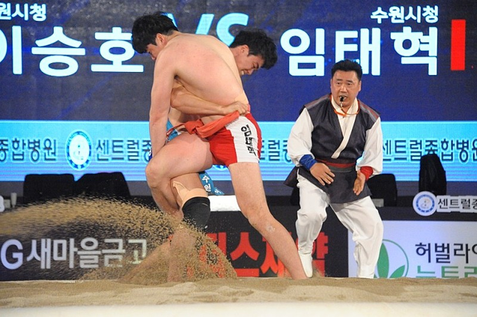 12일 경남 합천군에 위치한 합천체육관에서 열린 금강장사급(90kg급) 장사 결정전에서 수원시청씨름단 소속 임태혁이 팀 동료 이승호를 상대로 3-1로 이기며 금강장사에 올랐다. 사진은 지난 2020년 금강장사 결정전 임태혁과 이승호가 경기를 펼치는 모습 (사진=대한씨름협회)