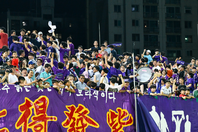 FC안양 창단에 힘을 보탠 서포터즈 A.S.U. RED의 모습 (사진=FC안양 제공)