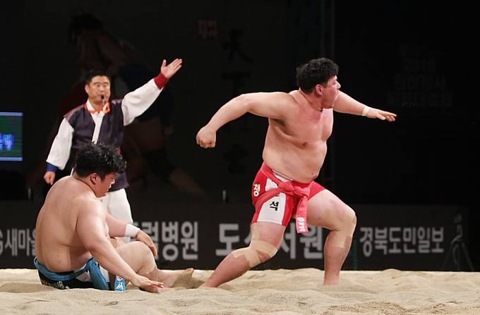 양평군청씨름단 박정석이 15일 열린 2021 위더스제약 설날장사씨름대회 백두급(140kg급) 3~4위 결정전에서 인천광역시 연수구청씨름단 김찬영을 2-0으로 이겨 3위에 올랐다. 사진은 2018년 천하장사 준결승전에서 창원시청 서경진을 상대로 승리 후 박정석이 기뻐하는 모습 (사진=대한씨름협회 제공)