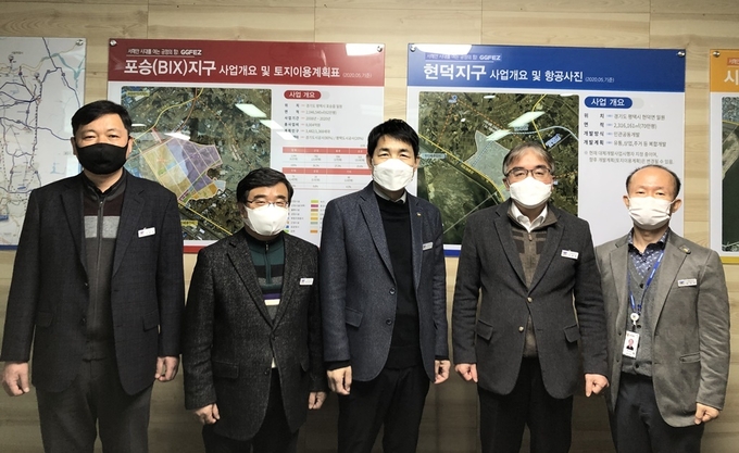 이진수(가운데) 전 안양 부시장이 15일 경기경제자유구역청 제7대 청장으로 취임했다(사진=경기도 제공)