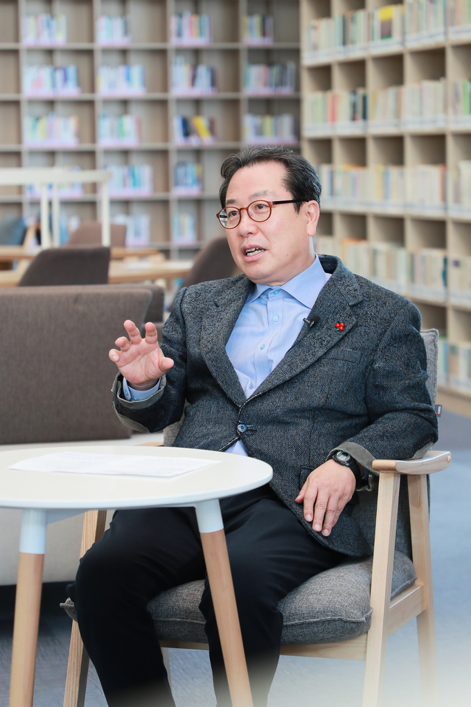 조광한 남양주시장이 15일 EBS(유튜브)와 전국평생학습도시협의회가 공동 기획한 ‘전국평생학습 우수사례 4부작’ 콘텐츠에 인터뷰이로 나서 남양주시 인생多모작 사업을 소개했다.(사진=남양주시 제공)