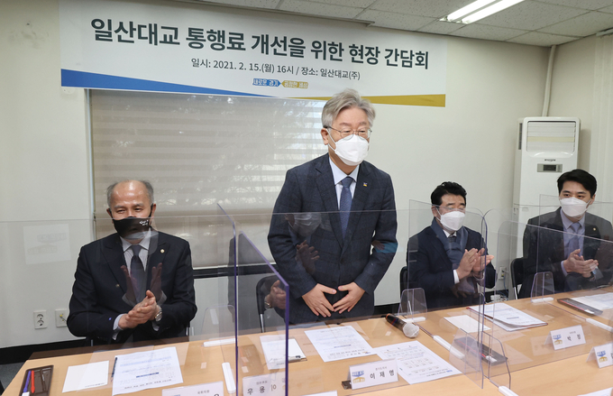 15일 오후 김포시 걸포동 일산대교(주) 회의실에서 열린 '일산대교 통행료 개선을 위한 현장 간담회'에서 참석한 이재명 경기지사와 고양·김포·파주지역 국회의원들이 현안사항 의견을 나누고 있다./경기사진공동취재단