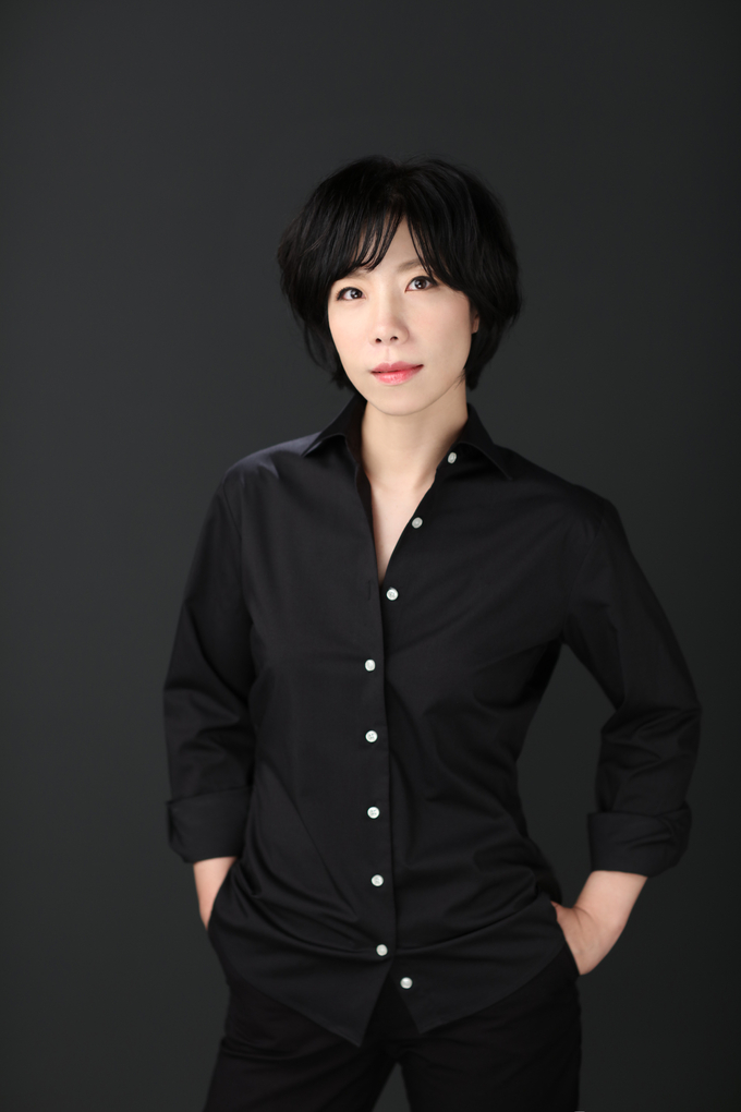 수원시립교향악단이 19일 수원SK아트리움에서 ‘수원 음악인의 밤’ 공연을 선보인다. 사진은 이번 공연에서 지휘를 맡은 신은혜 수원시향 부지휘자의 모습 (사진=수원시향 제공)