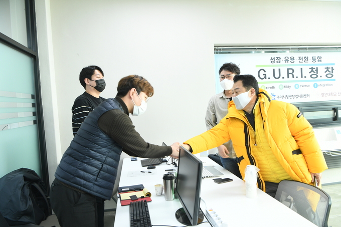 안승남 구리시장이 지난 15일 개관한 ‘시민 이용시설’ 현장을 점검하고 있다. (사진=구리시 제공)
