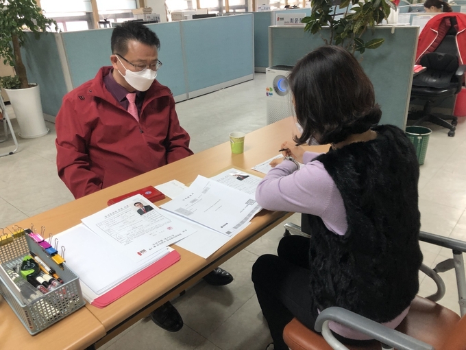 국민의힘 백현종 경기도의원 예비후보가 경기도당에 공천신청서를 접수했다. (사진=구리시 국민의힘 백현종 캠프 제공)