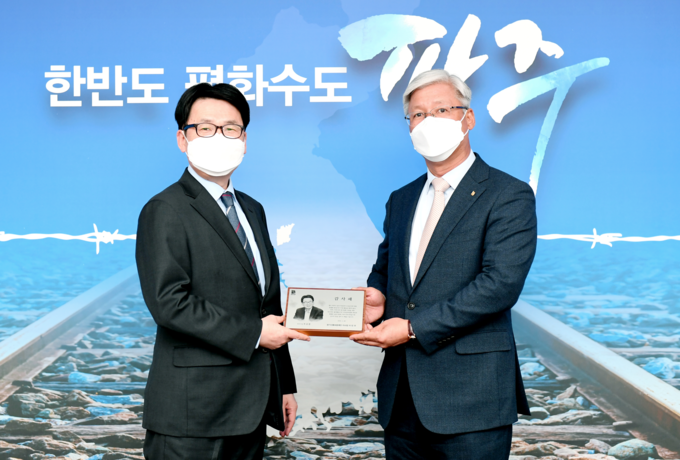 이민우 경기신용보증재단 이사장(오른쪽)이 16일 파주시청 시장실에서 최종환 파주시장에게 감사패를 전달하고 있다. (사진= 경기신보 제공)