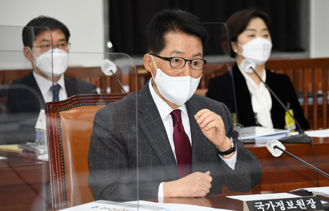 박지원 국가정보원장이 16일 오전 국회에서 열린 정보위원회 전체회의에 출석, 개의를 기다리고 있다. (사진= 연합뉴스) 