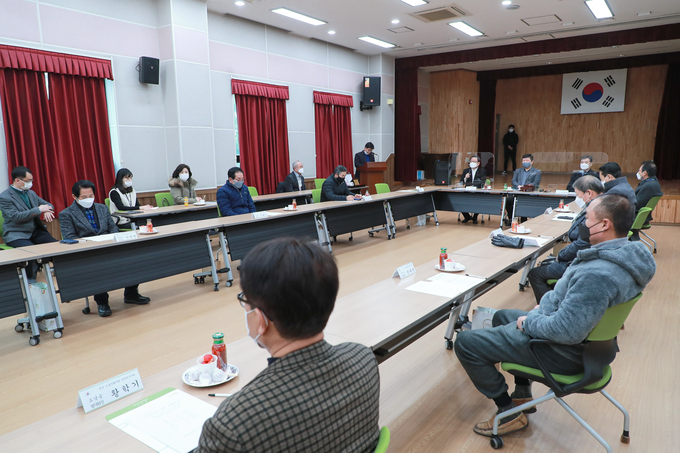 남양주시 이·통장연합회가 16일 호평평내행정복지센터에서 조광한 남양주시장과 이·통장연합회원들이 참석한 가운데 신년맞이 정례회의를 개최했다.(사진=남양주시 제공)