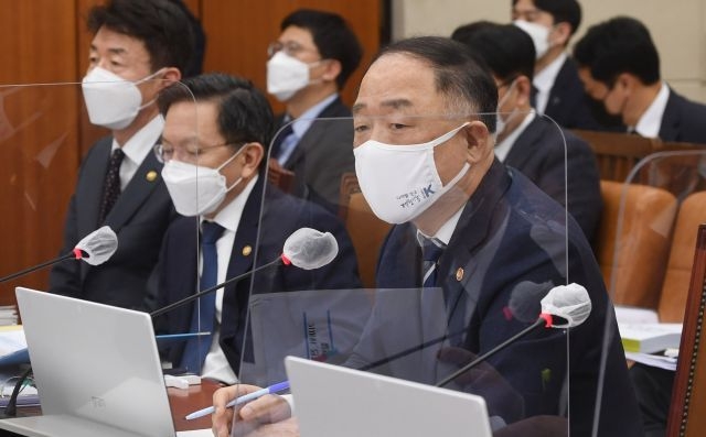 홍남기 부총리가 16일 국회 기획재정위원회 전체회의에서 발언하고 있다. (사진= 연합뉴스) 