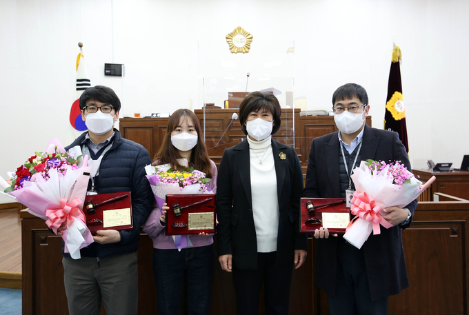 하남시의회 방미숙 의장이 16일 개회한 올해 첫 임시회에서 시정 및 의정발전에 기여한 공무원 3명을 표창했다. (사진=하남시의회 제공)