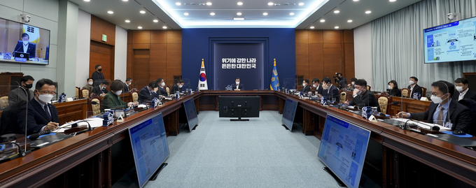 16일 변창흠 국토교통부 장관이 화상회의로 문재인 대통령에게 업무보고를 하는 모습. (사진=연합뉴스) 